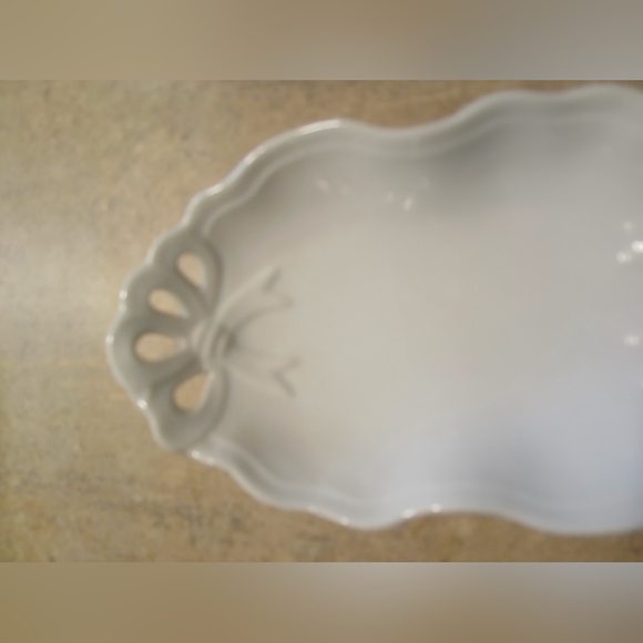 Vintage Dish With Ribbon Design - Picture 4 of 9